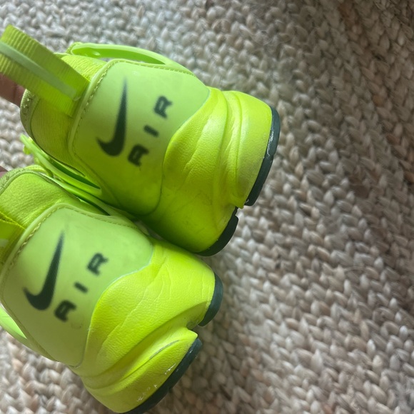 Nike Neon green sneaker - Picture 8 of 8